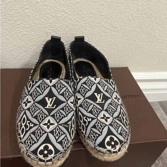 LV SLIP ONS size 7.5 - Picture 1 of 4